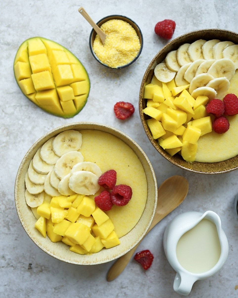 Süßer Maisbrei mit Mango und Banane. Veganes, fettarmes Rezept.