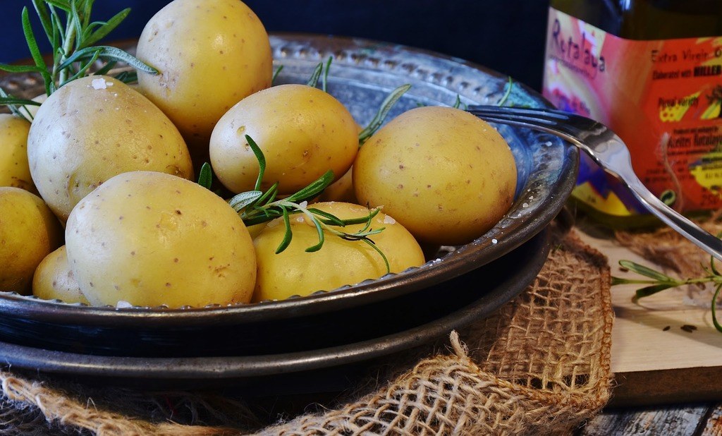 Gekochte und abgekühlte Kartoffeln enthalten besonders viel resistente Stärke, die ebenfalls zu den Ballaststoffen zählt.