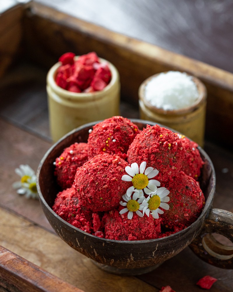 Dattelkonfekt mit Kokosraspeln und gefriergetrockneten Erdbeeren, nicht nur lecker, sondern auch gesund.